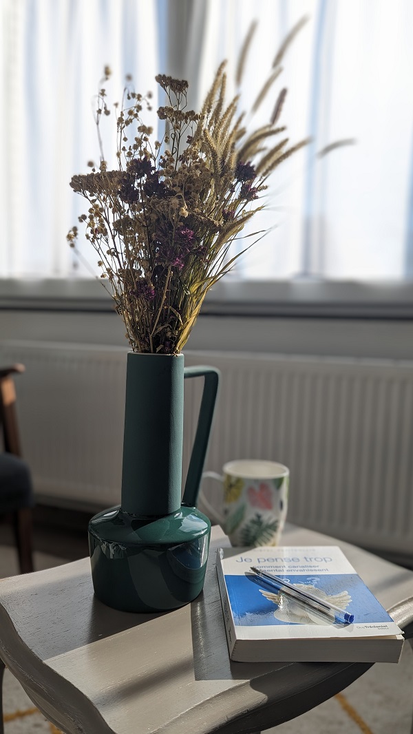 Une touche florale dans l'espace de coaching, symbolisant la croissance de ton cheminement personnel et professionnel