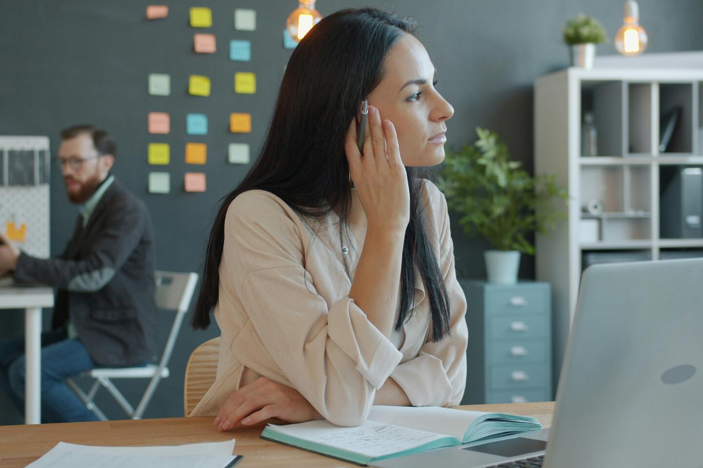 Femme concentrée au bureau - apprendre à dire non au travail