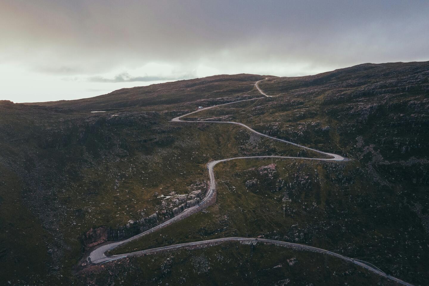 Route sinueuse vue d'en haut serpentant dans des hauts plateaux rocheux - retour au travail après un burnout, un chemin non linéaire